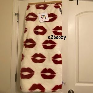 Red Lip Oversized Throw